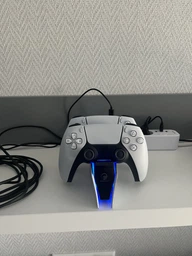 Зарядка для джойстика PlayStation 5 Honcam зарядная Док Станция для геймпада PS5 DualSense на 2 геймпада с подсветкой Белая фото от покупателей 1