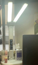 Светодиодная настольная лампа трансформер на аккумуляторе с дисплеем 12в1 Tech Lamp - многофункциональная с двойным источником света, календарем, термометром и держателем для ручек, белая фото от покупателей 1