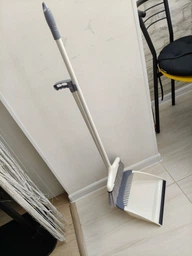 Набор для уборки совок и мусорная щетка в доме и на кухне VMHouse комплект веник с совком для подметания пола универсальная метла с длинной ручкой белый с серым (0176-0001)