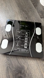 Весы напольные смарт умные стеклянные для дома Scale one Black электронные фитнес Bluetooth с приложением для смартфона 180 кг белые