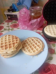 Вафельница мини Vaffle maker mini для венских и бельгийских вафель, сендвичница чёрно-красная фото от покупателей 2
