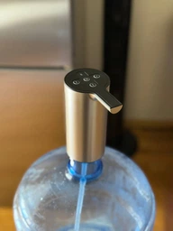 Електрична помпа для води акумуляторна із usb кабелем з автоматичним набором для бутлів різного об`єму та безкрапельною системою автоматичний насос диспенсер на бутель із індикатором заряду для дому й офісу срібна фото від покупців 1