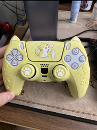 Силиконовый чехол с накладками и наклейкой для геймпада PS5 DualSense «Cat purple» с ушками