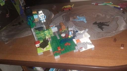 Дитячий конструктор Minecraft Гірська печера гра майнкрафт з LED підсвіткою ігровий набір з кубиків блоків фігурок тварин 587 деталей з печерою деревами лавою водою факелами та аксесуарами розвиваючий подарунок для творчості хлопчиків та дівчаток 66334