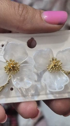 Сережки жіночі з білою напівпрозорою квіткою та підвісками крапельками Fashion Jewelry Золотисті 16564