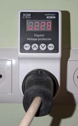 Реле напряжения XON VoltProtect з дисплеем розеточное цифровое 15А 140-210В/230-270В (XVPDE0015W 5450)