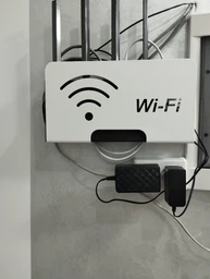 Подставка для роутера Wi-Fi белая вертикальная металлическая, короб настенный держатель маршрутизатора на стену, универсальная полка под роутер WiFi 275х150х55 мм крепление органайзер под вайфай свич модем