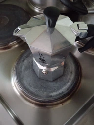 Гейзерна кавоварка Bialetti Moka Express на 3 чашки 130 мл червона (8006363018388) фото від покупців 3