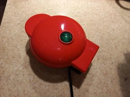 Вафельница мини Vaffle maker mini для венских и бельгийских вафель, сендвичница чёрно-красная фото от покупателей 8