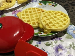 Вафельница мини Vaffle maker mini для венских и бельгийских вафель, сендвичница чёрно-красная фото от покупателей 2