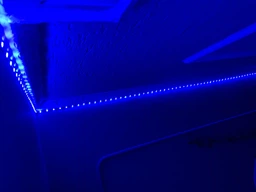 Розумна світлодіодна Smart LED стрічка RGB 5050 з Bluetooth додатком комплект 5 метрів водостійка від USB багатобарвна самоклеюча блютуз діодна лед гірлянда ргб з пультом 5 вольт для підсвічування та освітлення фото від покупців 5