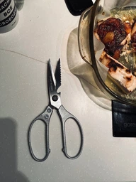 Кухонные ножницы многофункциональные разделочные для мяса птицы рыбы овощей зелени пиццы с зубчатой зоной для костей орехов омаров зубчатые острые стальные нержавеющая сталь прочные мощные с металлическими ручками для дома кухни 20,5 см лезвие 8,5 см