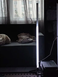 Світлодіодна підлогова лампа RGB LED на тринозі: багатоколірний дизайнерський торшер для дому та студії, світлова колона, статичні та динамічні режими світіння, керування пультом, інтер'єрна підсвітка, живлення USB, Чорний