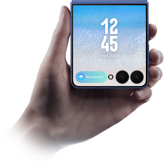 Розкладний телефон Samsung Galaxy Flip7 знаходиться в руці у складеному вигляді, демонструючи зовнішній екран, що змінює яскравість.
