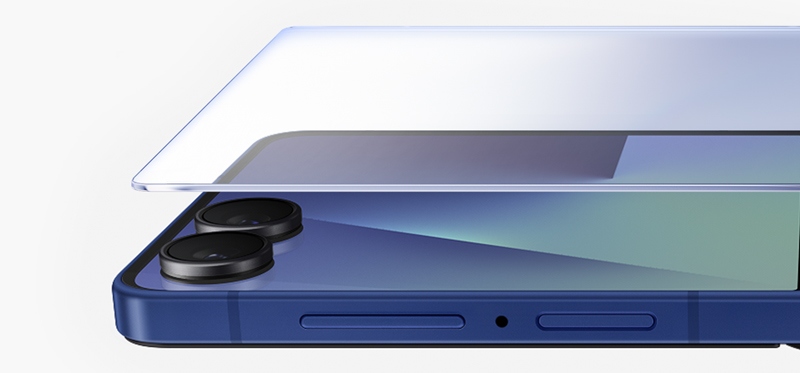 Крупний план розкладеного Galaxy Flip7. Над зовнішнім екраном зависає шар захисного скла.