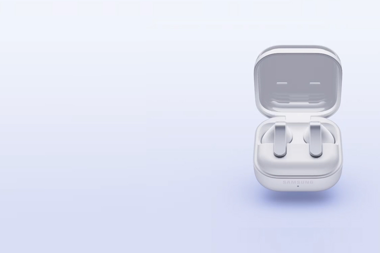 Пара білих навушників Galaxy Buds4 лежать у зарядному футлярі.