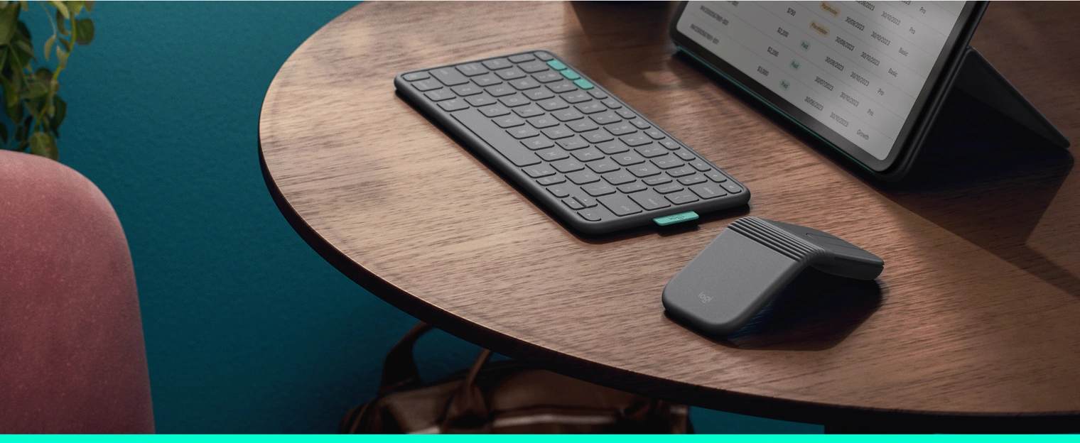 Клавиатура и мышь Logitech Mobi Fold на столе