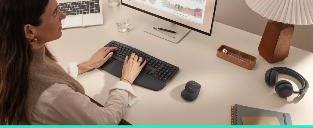 Жінка працює за столом із мишею Logitech Signature Comfort Plus M850L