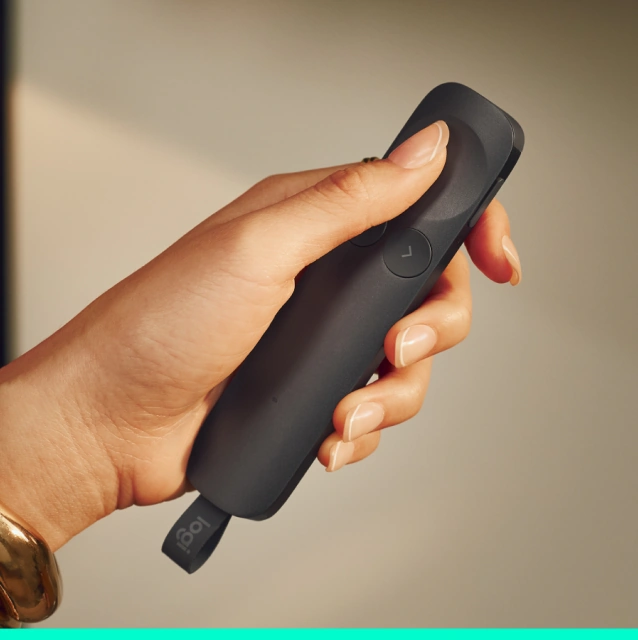 Рука тримає презентер Logitech Spotlight 2