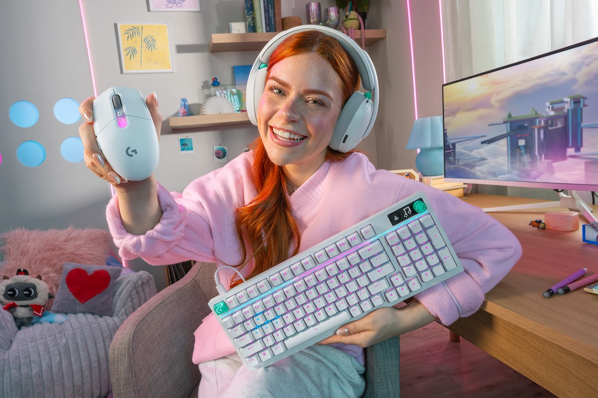 Мышь Logitech G305 X Superlight в руке игрока