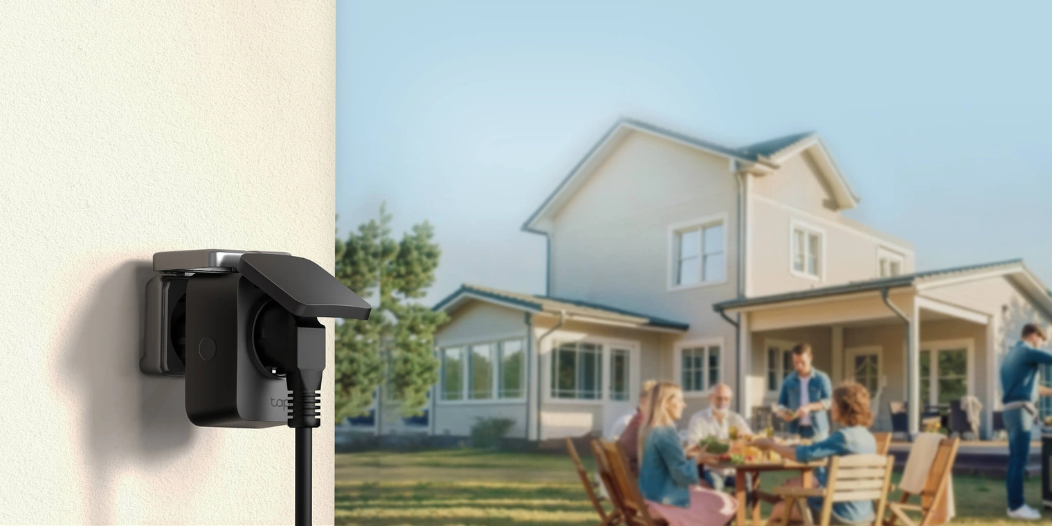 Умная наружная Wi-Fi розетка Tapo P410M на стене дома