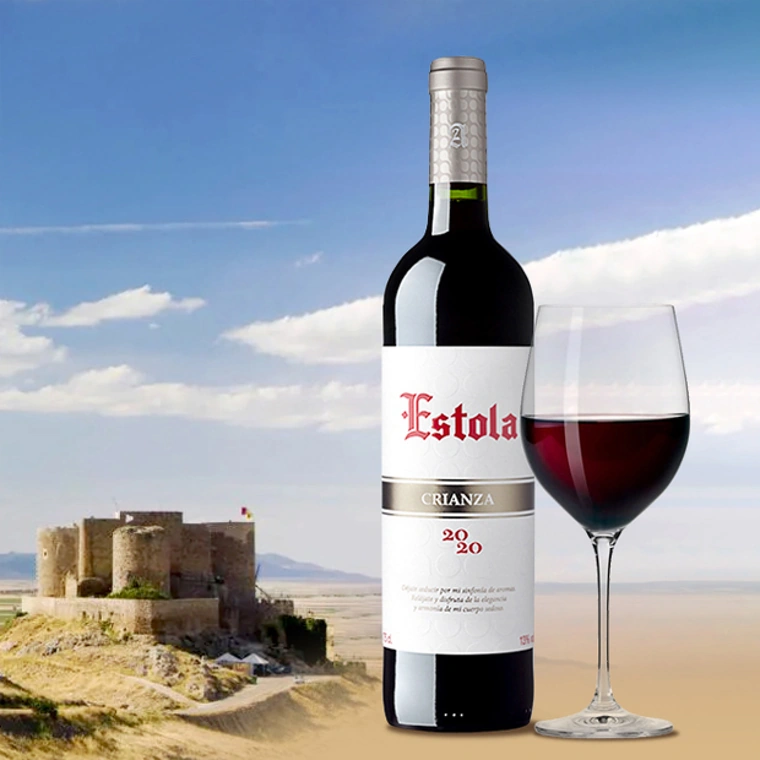 Бутылка Estola Crianza на фоне замка Ла-Манчи и бокал вина