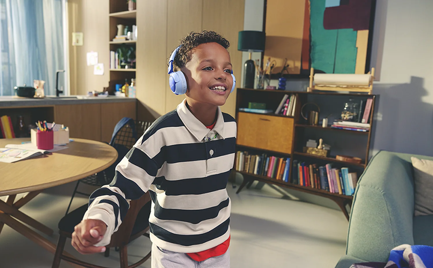 Безопасный звук до 85 дБ в JBL Junior 320BT