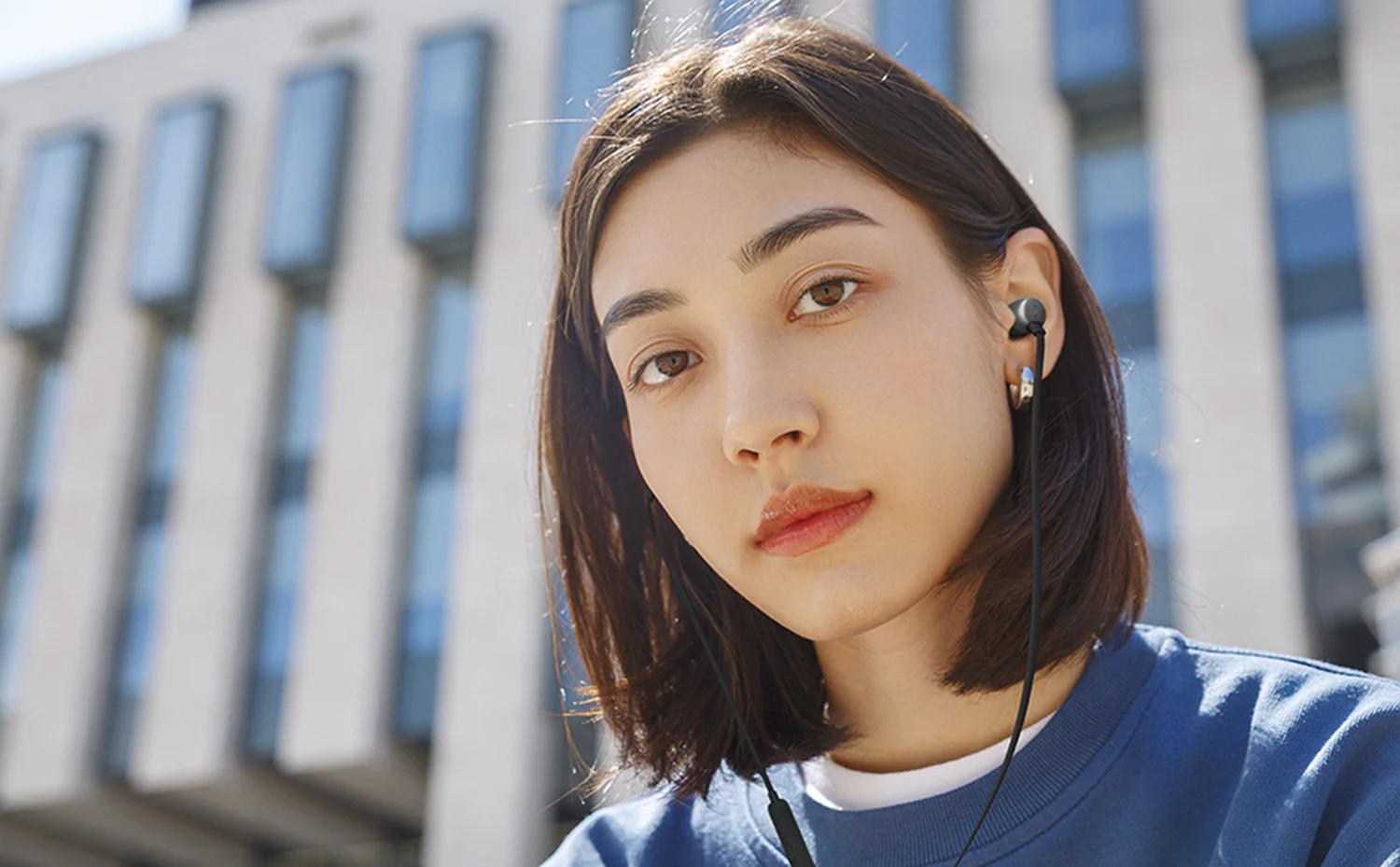 Пульт із трьома кнопками та мікрофоном у JBL Tune 310C USB-C