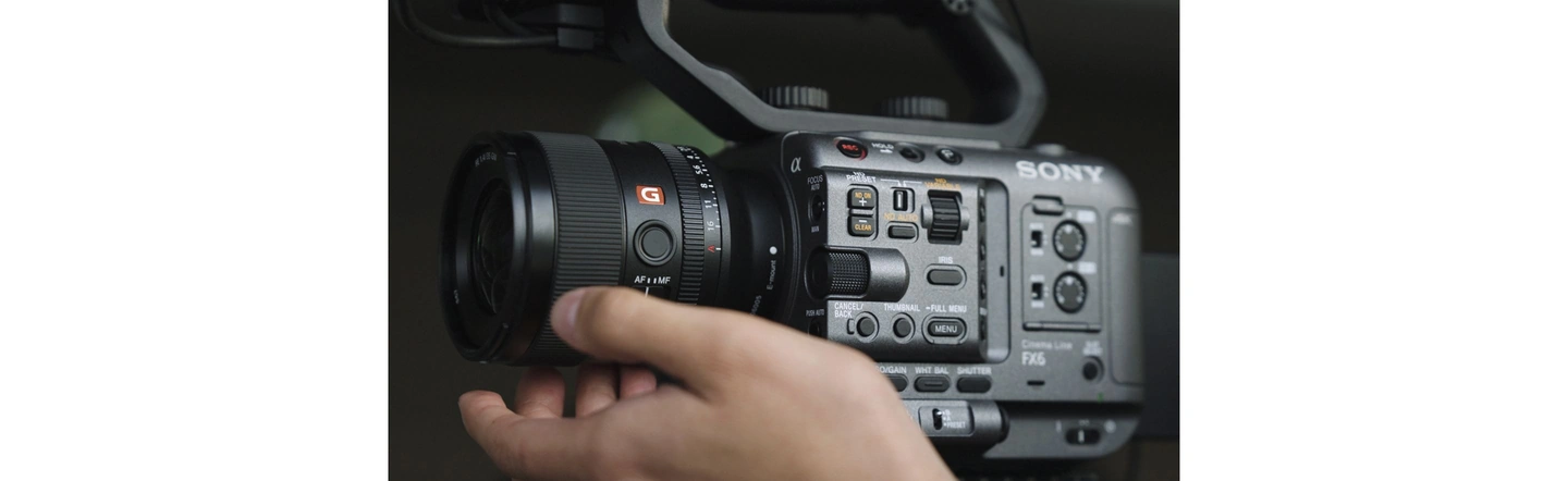 Фото камеры FX6, используемой для видеосъёмки, крупным планом