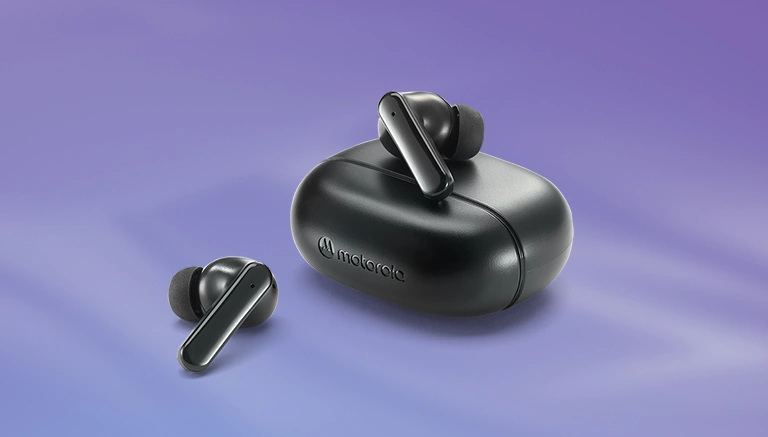 Человек общается в наушниках Motorola MOTO BUDS 125 с чёткими звонками