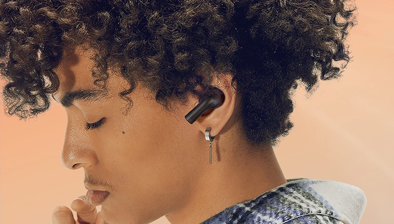 Хлопець у навушниках Motorola MOTO BUDS 500 ANC з активним шумозаглушенням