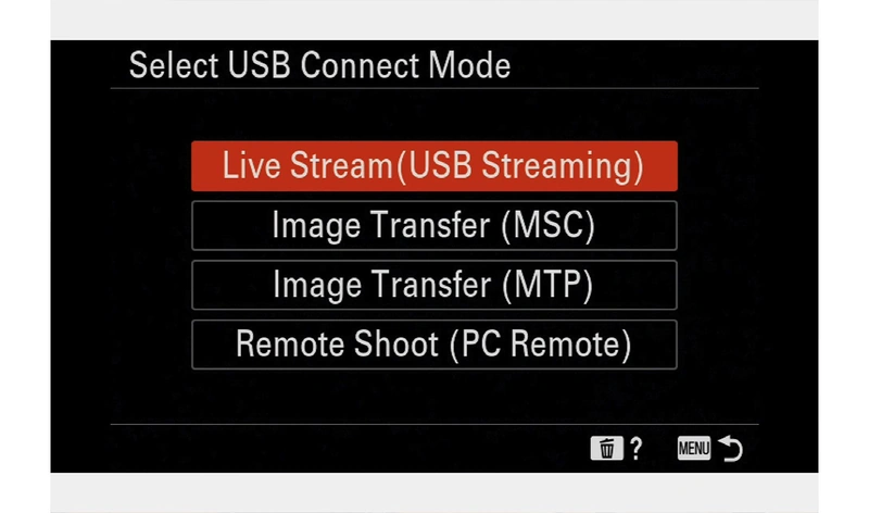 Фотография человека, который присоединяет кабель USB к камере