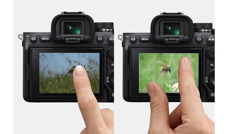 Фотография сведения пальцев на поворотном LCD-мониторе