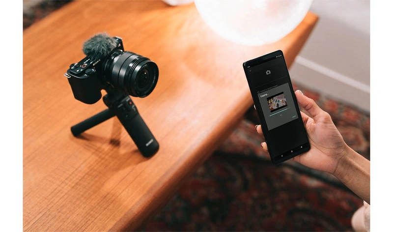 Зображення людини, що використовує Imaging&nbsp;Edge&nbsp;Mobile для перенесення відео на смартфон