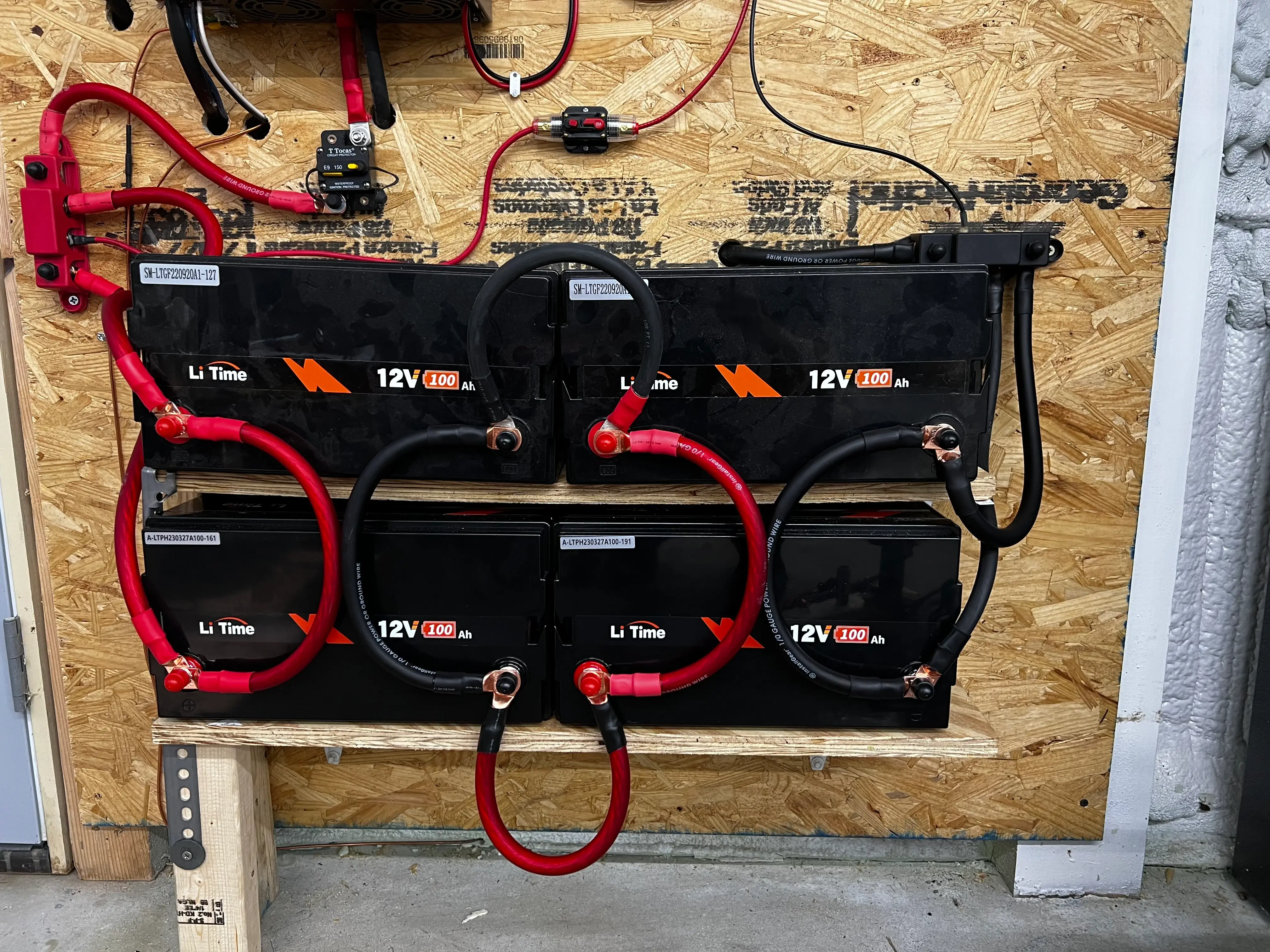 Енергоефективна літієва батарея LiTime 12V 100Ah для автономних енергосистем