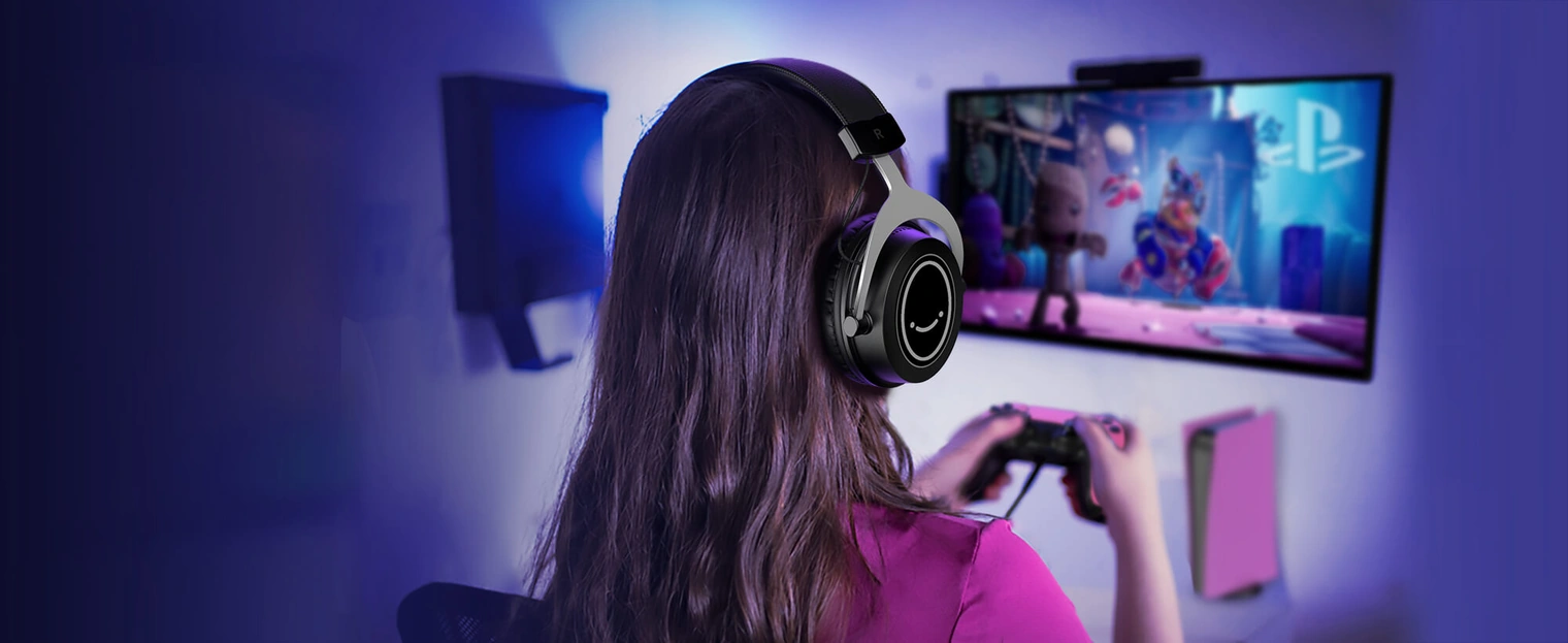 Игра на PS5 в наушниках FIFINE H3