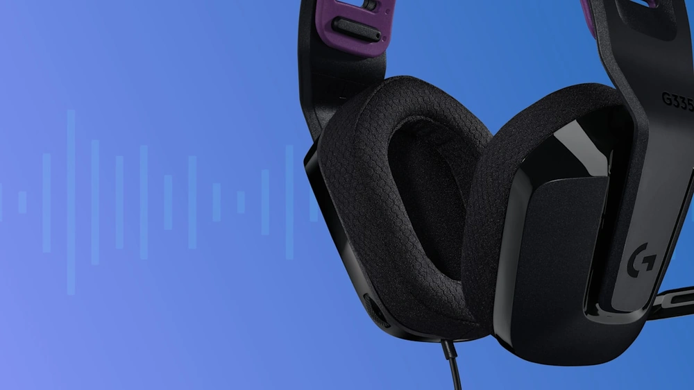 Чорна гарнітура Logitech G335 крупним планом із візуалізацією звукової хвилі