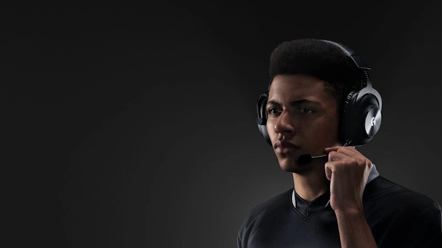 Гравець у гарнітурі Logitech G PRO X WIRELESS із мікрофоном