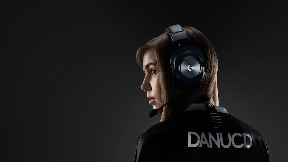Кіберспортсменка у гарнітурі Logitech G PRO X WIRELESS