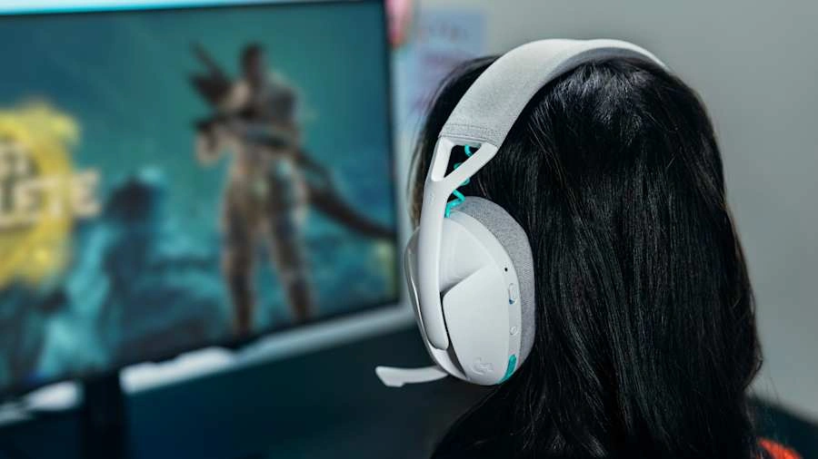 Геймерка за грою в гарнітурі Logitech G321 LIGHTSPEED