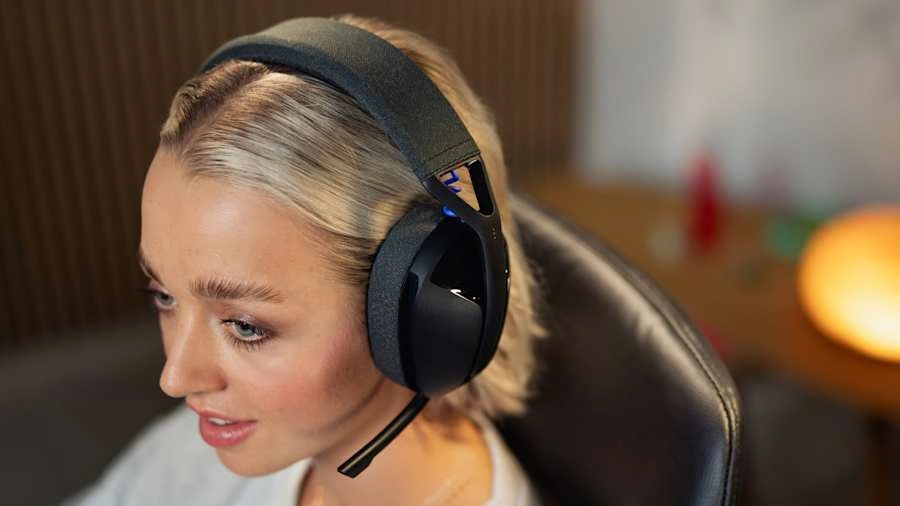 Дівчина-геймерка в гарнітурі Logitech G321 LIGHTSPEED