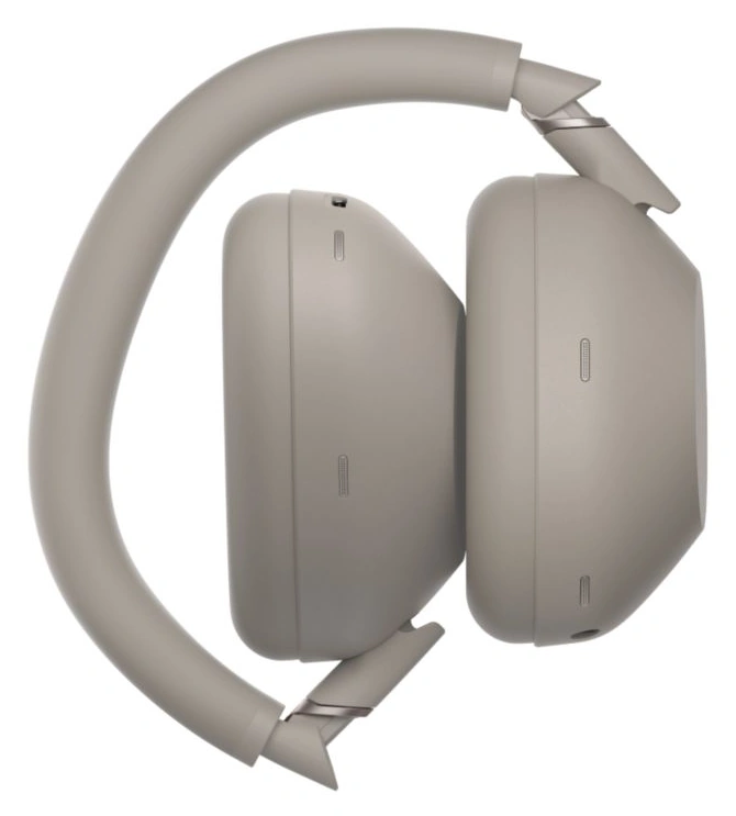 Сложенные беспроводные наушники Sony WH-1000XM6 песочного цвета на белом фоне