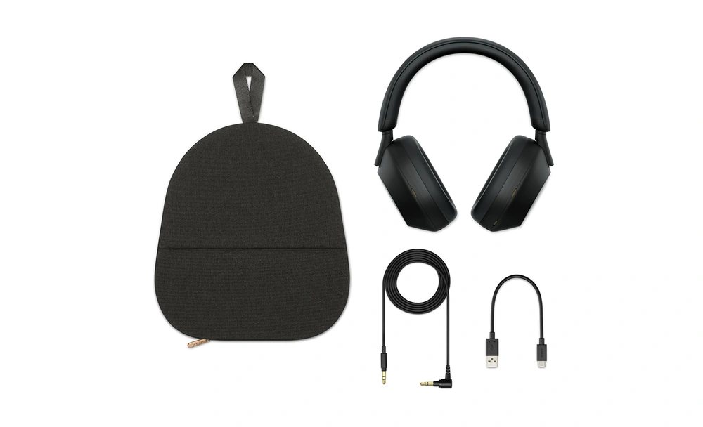 Комплект наушников Sony WH-1000XM5: футляр, кабель наушников и кабель USB