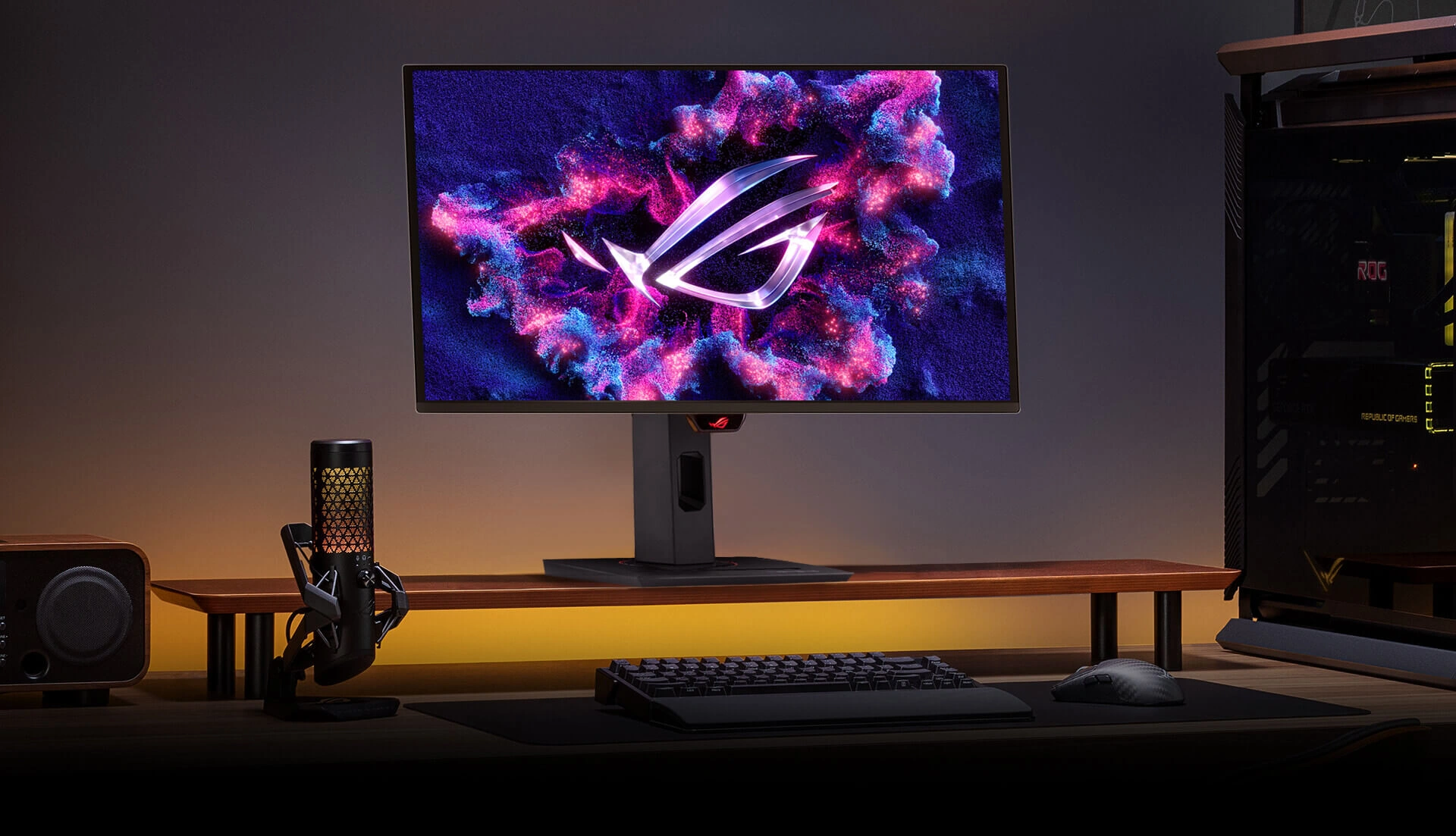 Монитор ROG Strix OLED XG27UCDMG на рабочем столе с микрофоном на переднем плане