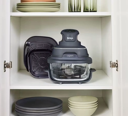 Компактно сложенные элементы мультипечи в кухонном шкафу