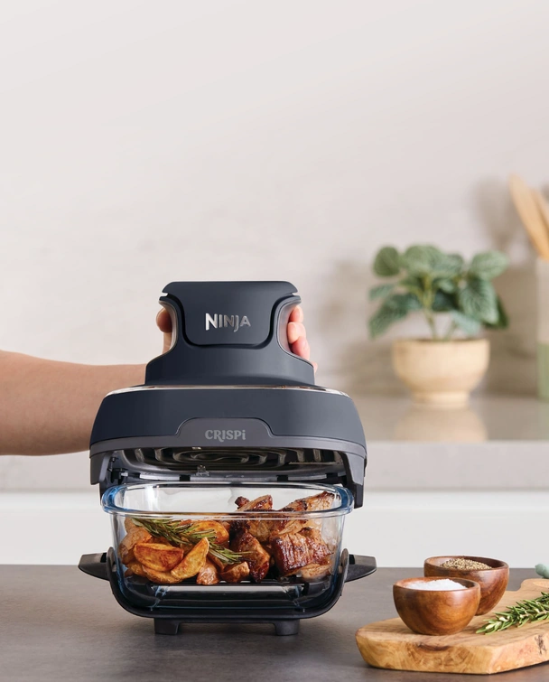 Модуль Crispi PowerPod в руке над стеклянным контейнером