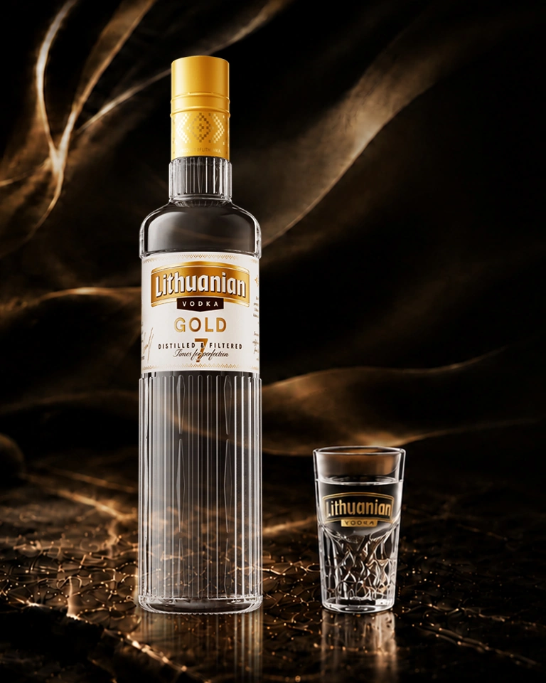Пляшка Lithuanian Vodka Gold і чарка
