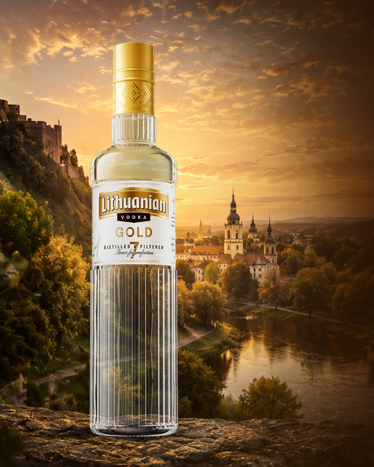 Пляшка Lithuanian Vodka Gold на тлі краєвиду Литви