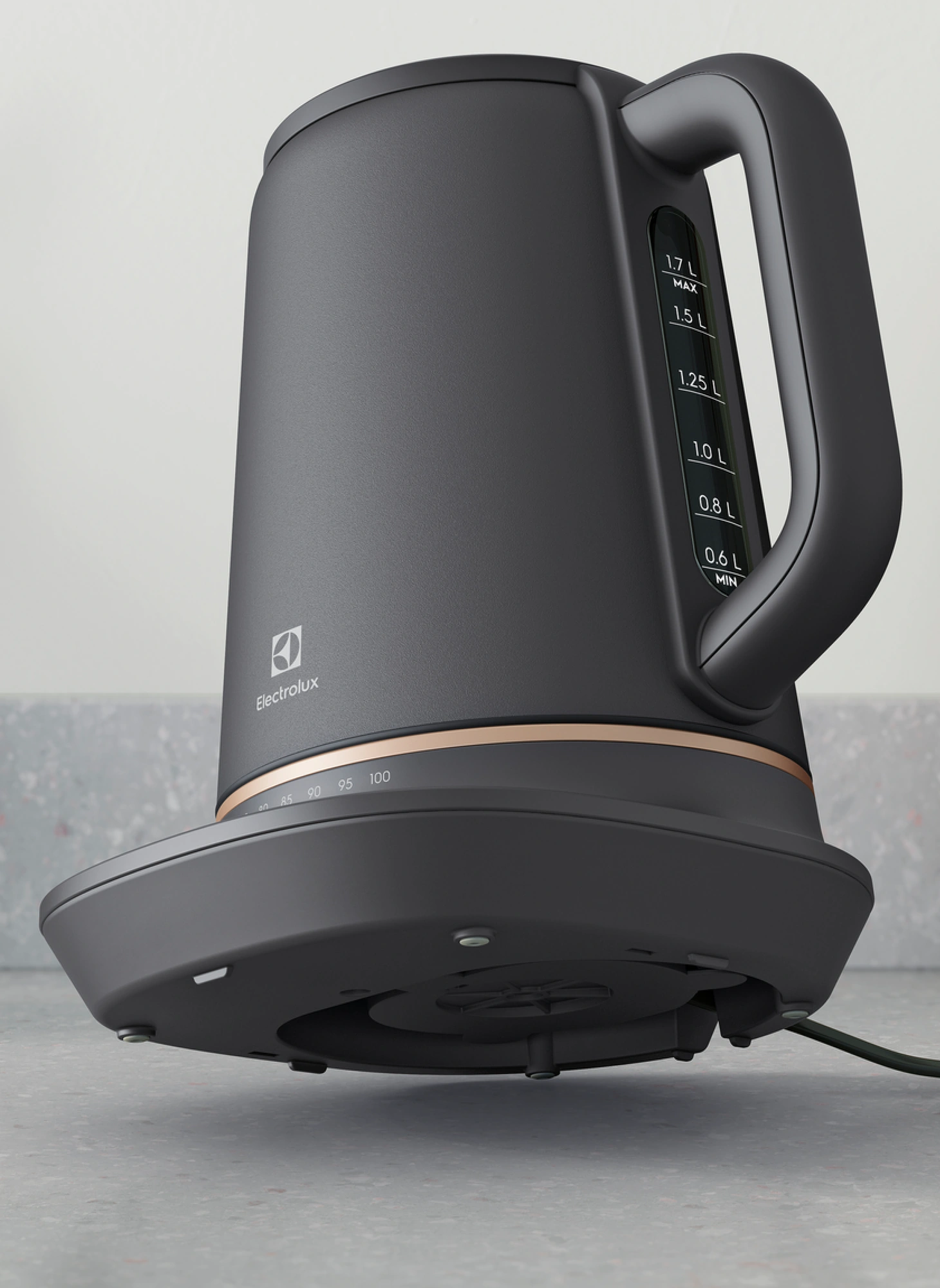 Чайник Electrolux E7K1-6BP на устойчивой противоскользящей подставке