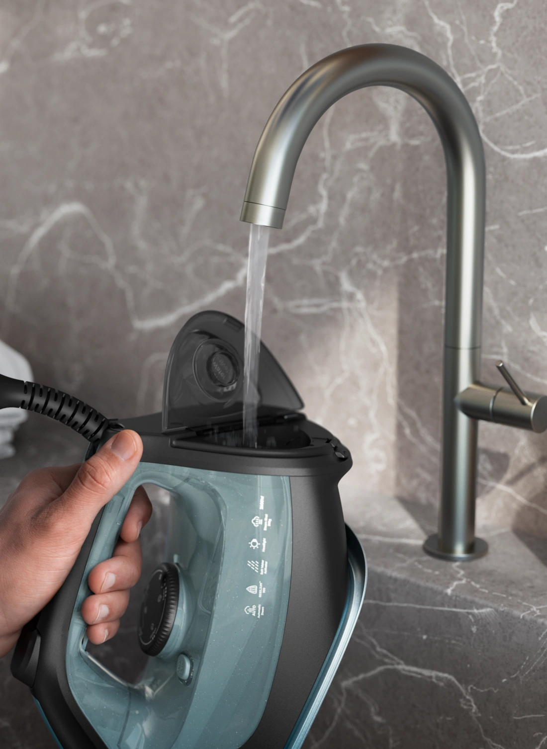 Наполнение утюга Electrolux E7SI2-6OG водопроводной водой из-под крана